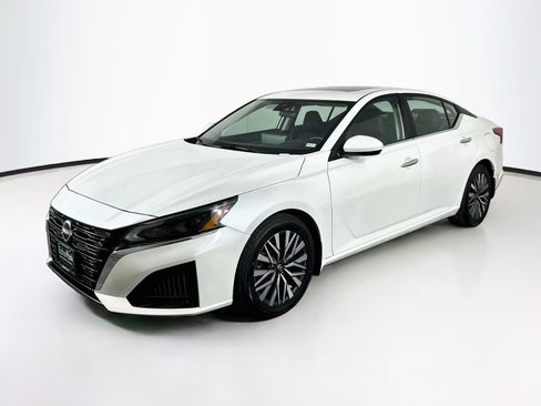 Used 2023 Nissan Altima 2.5 SV w/ SV Premium Package FWD image 3