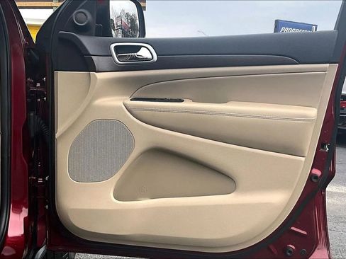 Used 2018 Jeep Grand Cherokee Laredo image 18