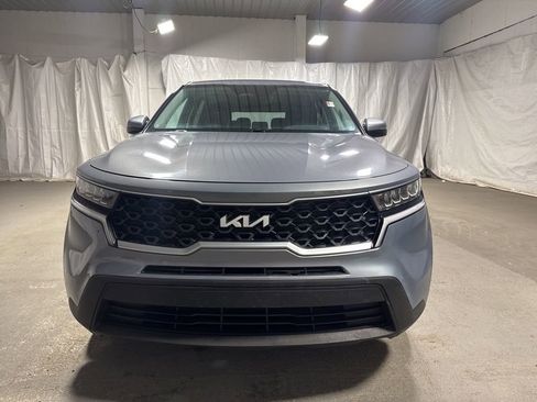Used 2023 Kia Sorento LX image 2