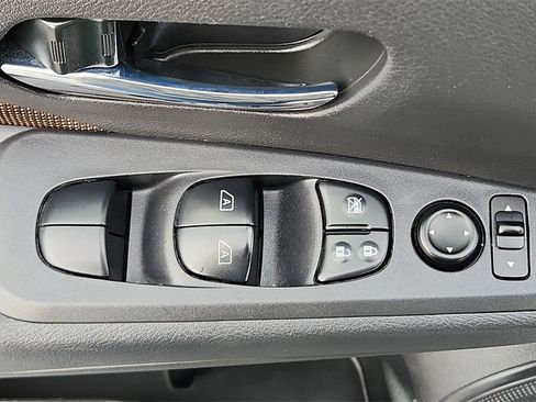 Certified 2024 Nissan Kicks SR image 17