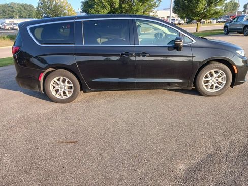 Used 2023 Chrysler Pacifica Touring-L FWD image 8