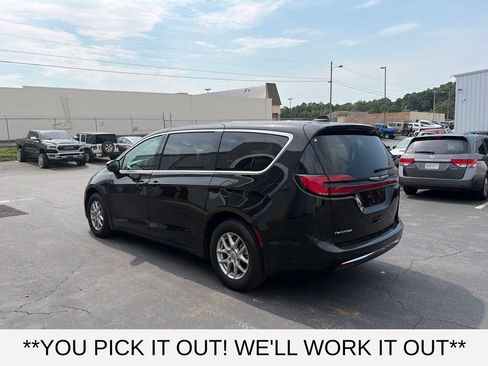 Used 2025 Chrysler Pacifica Select FWD image 4