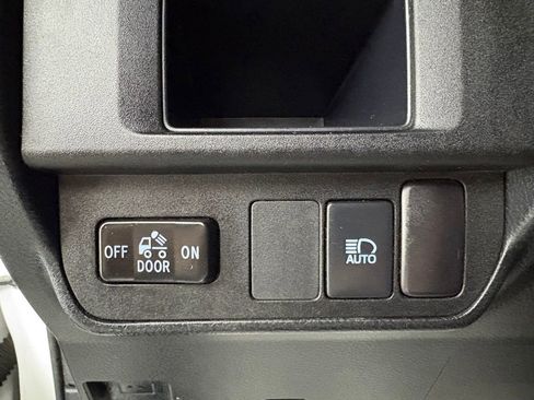 Used 2018 Toyota Tacoma TRD Sport AWD/4WD image 19