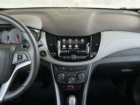 Used 2022 Chevrolet Trax LT w/ LT Convenience Package image 9