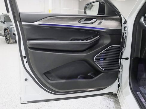 Used 2021 Jeep Grand Cherokee L Overland w/ Luxury Tech Group IV image 35