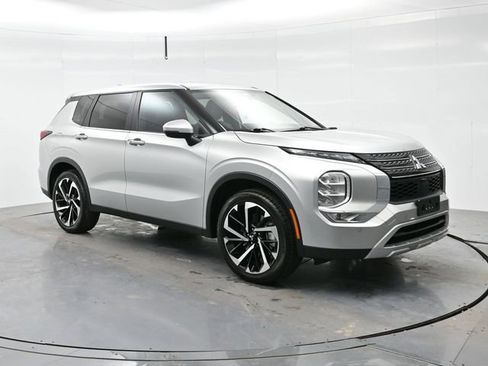 Used 2024 Mitsubishi Outlander SE image 1