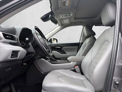 Certified 2022 Toyota Highlander XLE image 11