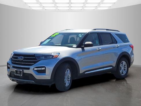 Used 2022 Ford Explorer XLT w/ Equipment Group 202A image 8