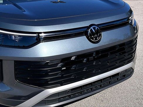 Certified 2025 Volkswagen Tiguan SE image 11