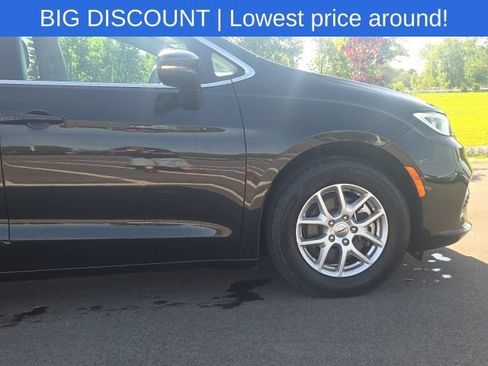 Used 2023 Chrysler Pacifica Touring-L FWD image 5