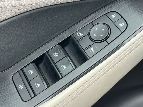 Used 2022 Nissan Rogue SV AWD/4WD image 15