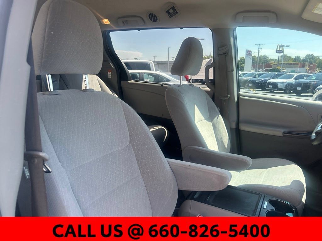 Used 2017 Toyota Sienna LE FWD image 6