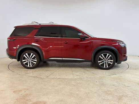 Used 2025 Nissan Pathfinder Platinum w/ Black Appearance Package AWD/4WD image 8