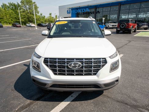 Used 2025 Hyundai Venue SEL FWD image 2