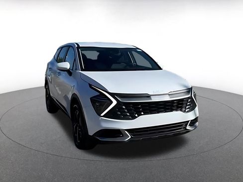 Used 2025 Kia Sportage LX image 3