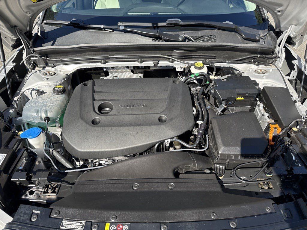 Used 2025 Volvo XC40 B5 Plus AWD/4WD image 36