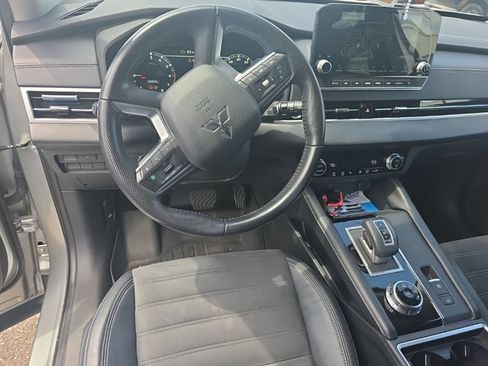 Used 2022 Mitsubishi Outlander SE FWD image 3