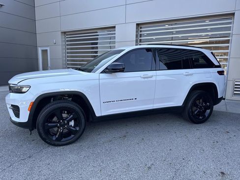 Used 2024 Jeep Grand Cherokee Altitude AWD/4WD image 3