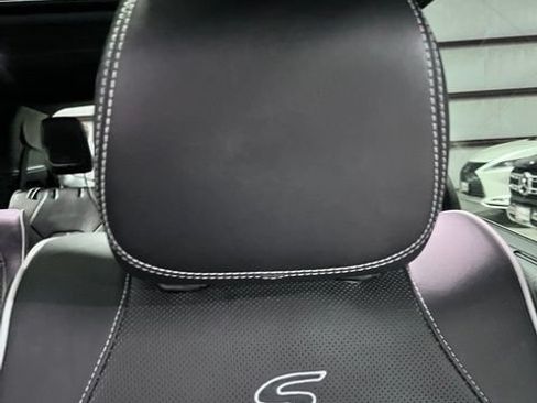 Used 2023 Chrysler Pacifica Limited w/ Uconnect Theater Family Group FWD image 19