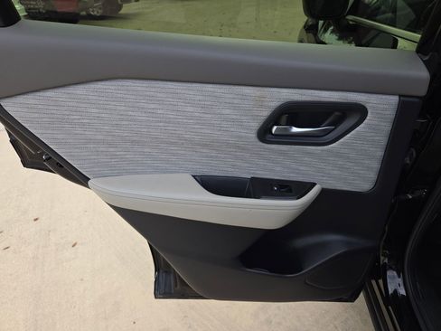 Used 2023 Nissan Rogue SV image 14