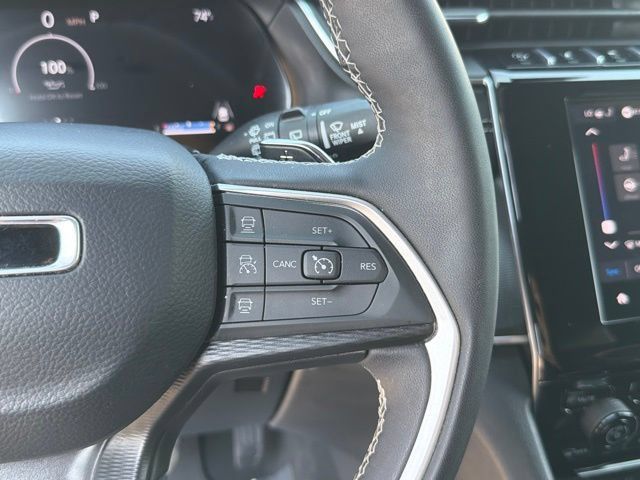 Used 2025 Jeep Grand Cherokee Altitude AWD/4WD image 30