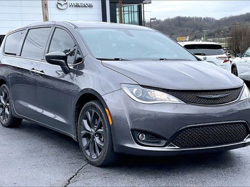 Used 2020 Chrysler Pacifica Touring w/ S Appearance Package image 2