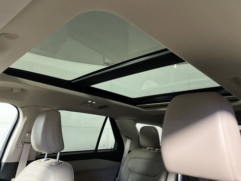 Used 2022 Ford Explorer XLT w/ Equipment Group 202A image 24