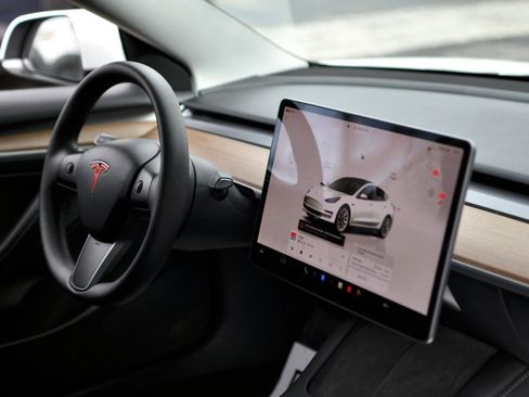 Used 2022 Tesla Model 3 Standard Range Plus image 17