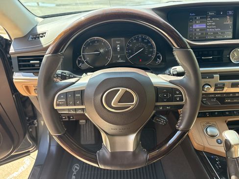 Used 2016 Lexus ES 350 w/ Luxury Package w/Wood Trim FWD image 18