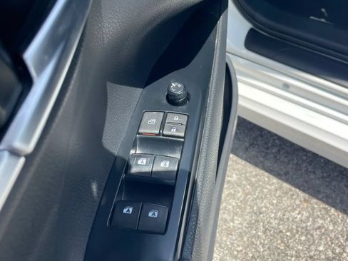Used 2018 Toyota Camry SE FWD image 19