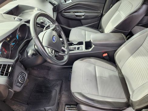 Used 2017 Ford Escape SE w/ SE Sport Appearance Package image 10