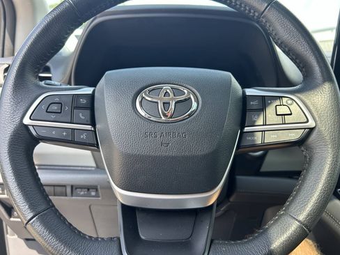 Used 2023 Toyota Sienna XLE FWD image 25