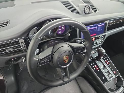 Certified 2025 Porsche Macan image 4