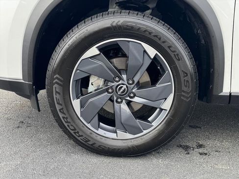 Used 2024 Nissan Rogue SV image 9