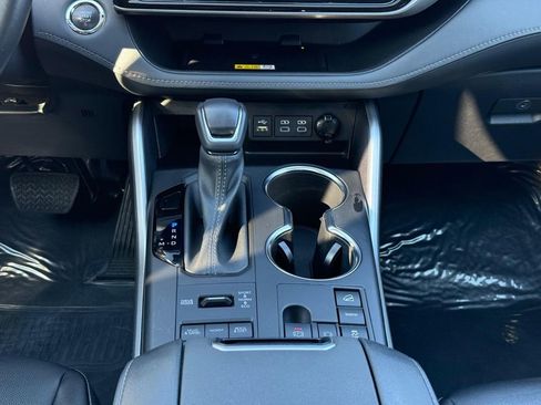 Used 2023 Toyota Highlander XLE image 13