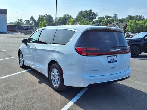 Used 2025 Chrysler Pacifica Select FWD image 29