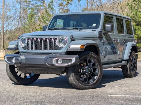 Used 2025 Jeep Wrangler Sahara image 4