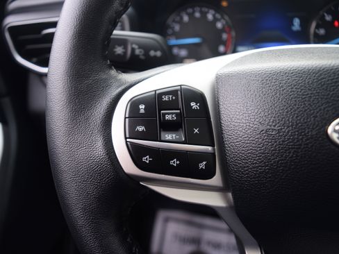 Used 2023 Ford Explorer XLT w/ Equipment Group 202A image 6