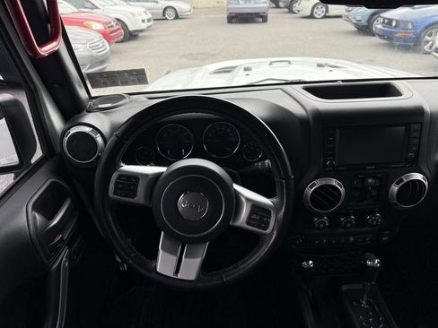 Used 2016 Jeep Wrangler Unlimited Rubicon image 12