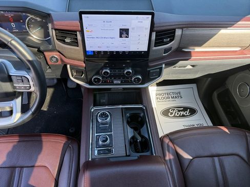 Used 2024 Ford Expedition Limited image 11