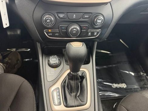Used 2014 Jeep Cherokee Latitude AWD/4WD image 17