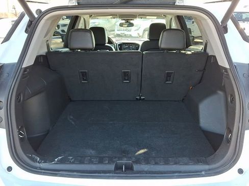 Used 2024 GMC Terrain SLT image 32