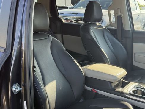 Used 2022 Kia Carnival LX FWD image 18