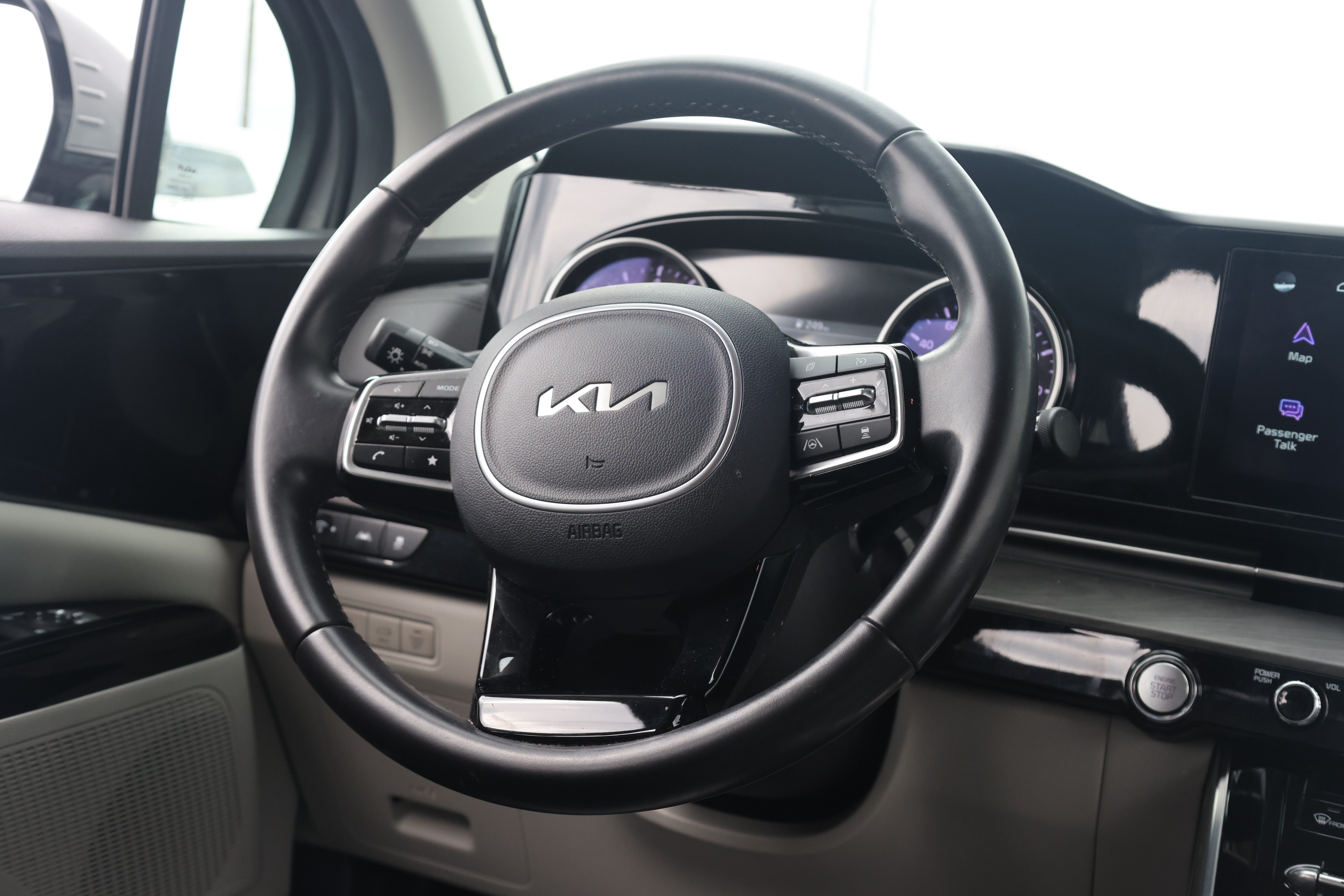 Used 2024 Kia Carnival EX FWD image 7