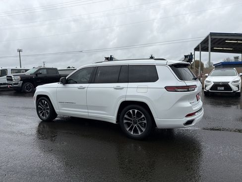 Used 2022 Jeep Grand Cherokee L Overland w/ Luxury Tech Group IV AWD/4WD image 3