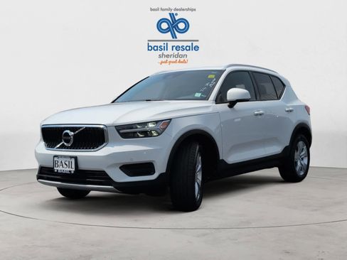 Used 2020 Volvo XC40 T4 Momentum image 2