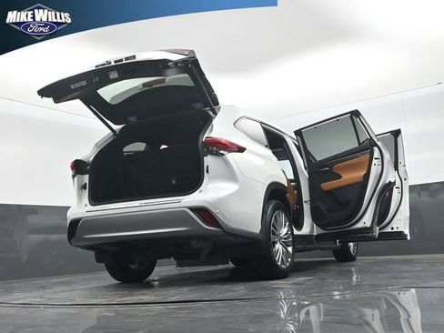 Used 2023 Toyota Highlander Platinum image 23