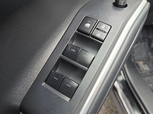 Used 2024 Toyota Highlander XLE AWD/4WD image 17