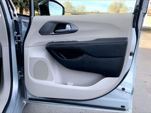 Certified 2024 Chrysler Pacifica Touring-L image 24