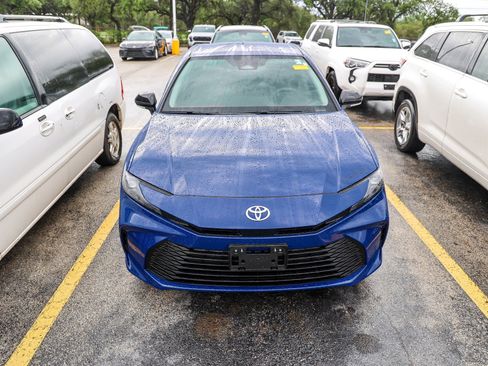 Used 2025 Toyota Camry LE FWD image 5